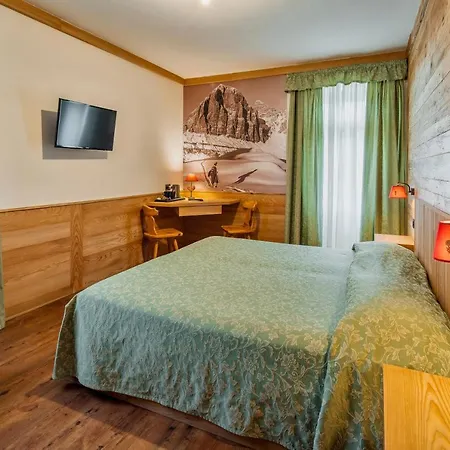 Hotel Corona فندق كورتينا دامبيتزو