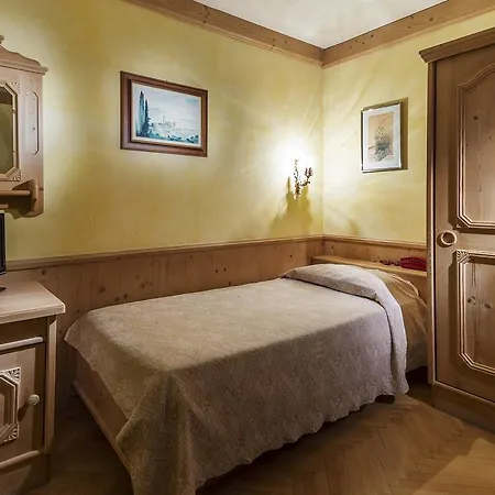 فندق Hotel Corona كورتينا دامبيتزو