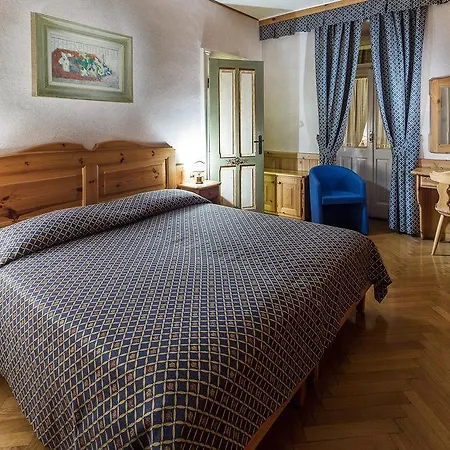 Hotel Corona فندق