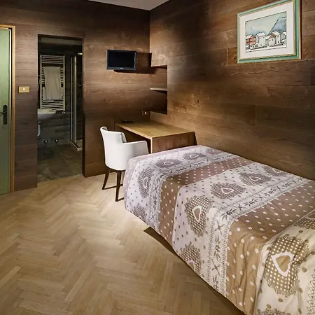 Hotel Corona Hotell 3*