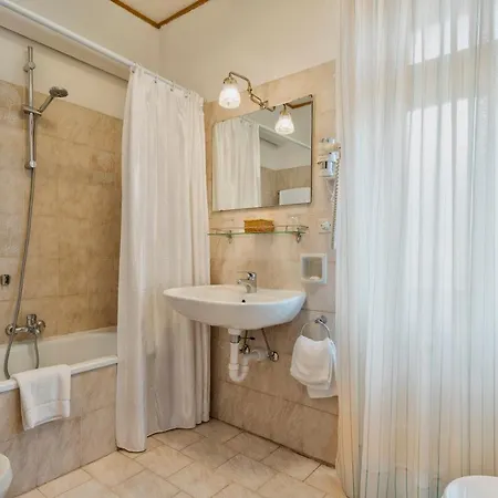 Hotel Corona فندق 3*