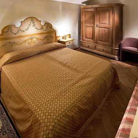 فندق Hotel Corona كورتينا دامبيتزو