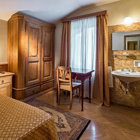 فندق Hotel Corona 3*