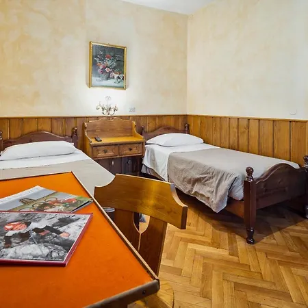 فندق Hotel Corona 3*