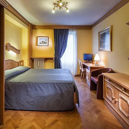 فندق Hotel Corona 3*