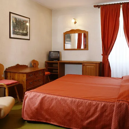 Hotell Hotel Corona 3*