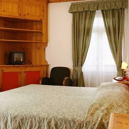 فندق Hotel Corona 3*