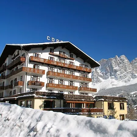Hotel Corona فندق كورتينا دامبيتزو