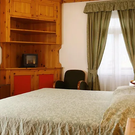 فندق Hotel Corona 3*