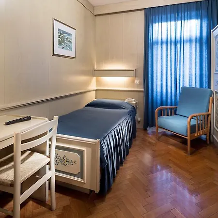 فندق Hotel Corona 3*