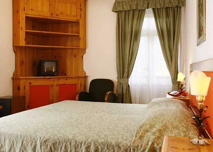 Ξενοδοχείο Hotel Corona 3*