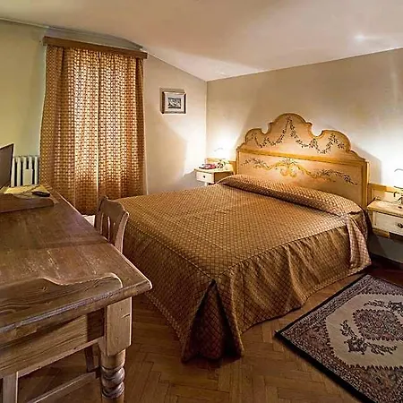 מלון Hotel Corona 3*