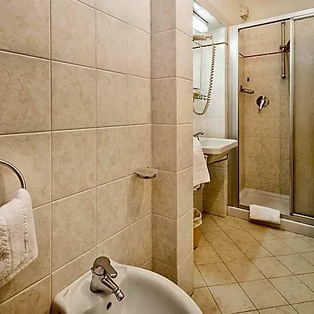 מלון Hotel Corona 3*